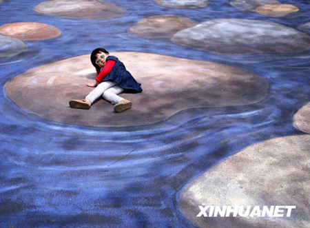 立體畫“以假亂真”男士腳伸進“鱷魚”嘴