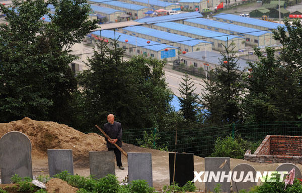 汶川地震一周年：映秀守墓人[組圖]