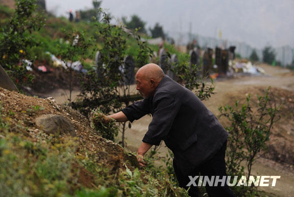 汶川地震一周年：映秀守墓人[組圖]