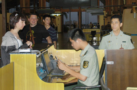 三亞鳳凰機(jī)場(chǎng)邊檢站采取措施防止豬流感傳播