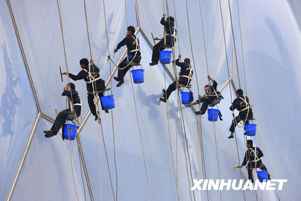 “水立方”“洗臉”迎“五一”[組圖]