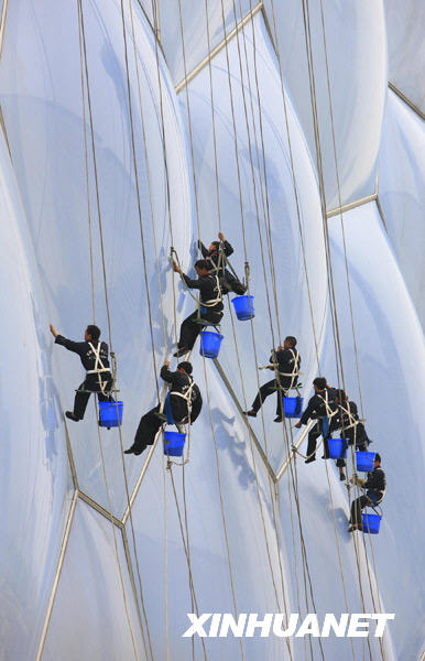 “水立方”“洗臉”迎“五一”[組圖]