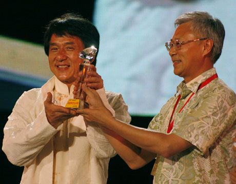 火炬手歡聚“美麗傳遞”晚會 成龍被授予三亞文化大使稱號