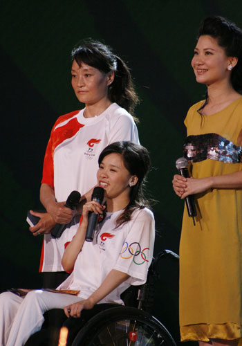 火炬手歡聚“美麗傳遞”晚會(huì) 成龍被授予三亞文化大使稱號