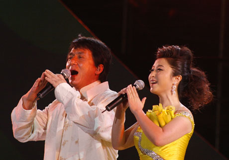 火炬手歡聚“美麗傳遞”晚會 成龍被授予三亞文化大使稱號