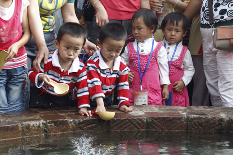 中外雙胞胎齊聚云南墨江共慶雙胞胎節