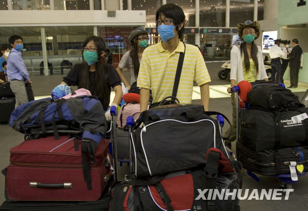 南航包機接回滯墨中國公民[組圖]