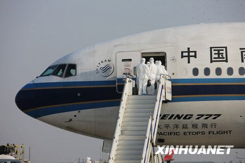 98名滯留墨西哥中國旅客乘包機抵達上海(圖)