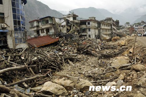 北川老縣城昨開城 數(shù)萬民眾祭奠遇難同胞(圖)