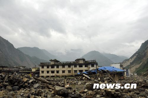 北川老縣城昨開城 數(shù)萬民眾祭奠遇難同胞(圖)