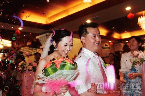 地震救災(zāi)女護(hù)士變身“最美俏新娘”[組圖]