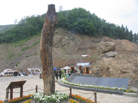 東河口地震遺址公園舉行音樂會紀念地震一周年[組圖]