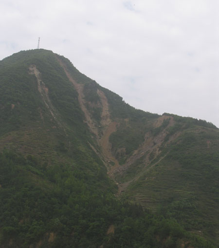 東河口地震遺址公園舉行音樂會紀念地震一周年[組圖]