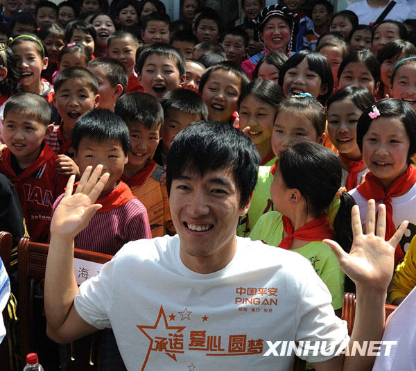 劉翔在北川與災區孩子同上體育課[組圖]