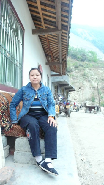 一年后, 苦難中英雄的災(zāi)區(qū)人民昂起了頭