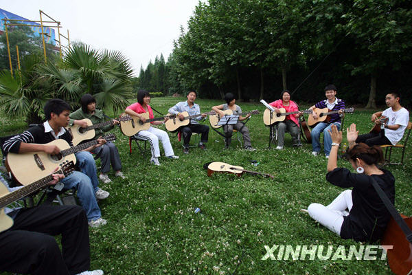 汶川地震一周年：肩并肩 心相連[組圖]