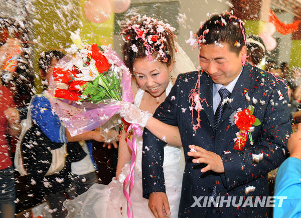 汶川地震一周年：肩并肩 心相連[組圖]