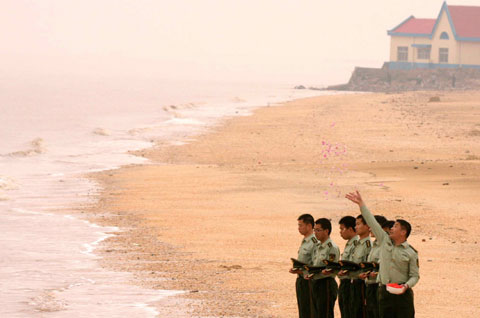 邊防戰士撒花祭奠汶川地震遇難同胞