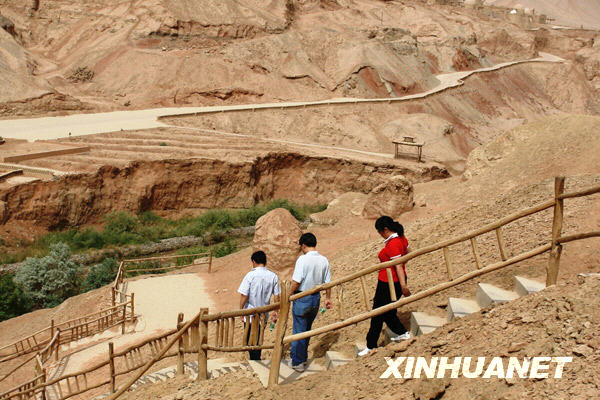 翻越火焰山 體驗(yàn)火洲“熱度”[組圖]