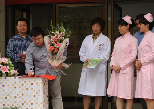 內地首例甲型流感患者出院 向被隔離者道歉