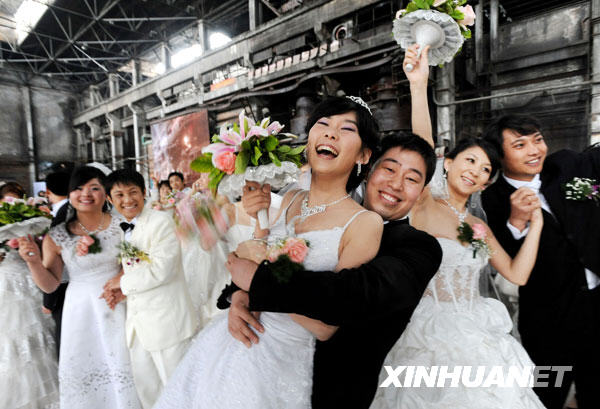 26對青年技工鑄造博物館里娶媳婦[組圖]