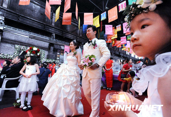 26對青年技工鑄造博物館里娶媳婦[組圖]