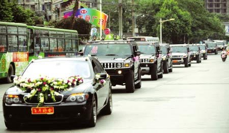 成都：12輛悍馬組成價值1500萬豪華婚車隊