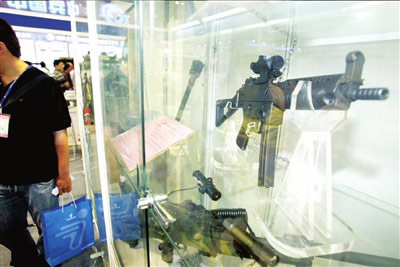 國慶閱兵用先進指紋系統管理參閱槍支(組圖)