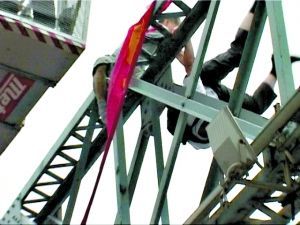 廣州男子跳橋討薪 被攀高老伯一把推下橋去