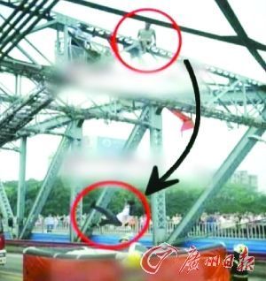 廣州男子跳橋討薪 被攀高老伯一把推下橋去