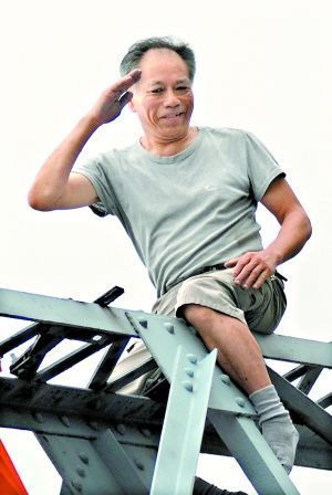 廣州男子跳橋討薪 被攀高老伯一把推下橋去