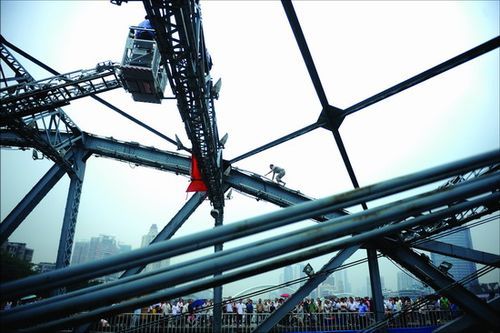 廣州男子跳橋討薪 被攀高老伯一把推下橋去