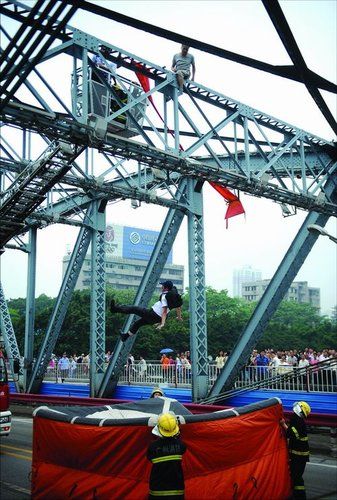 廣州男子跳橋討薪 被攀高老伯一把推下橋去