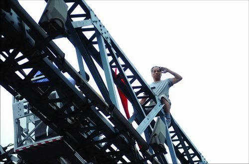 廣州男子跳橋討薪 被攀高老伯一把推下橋去