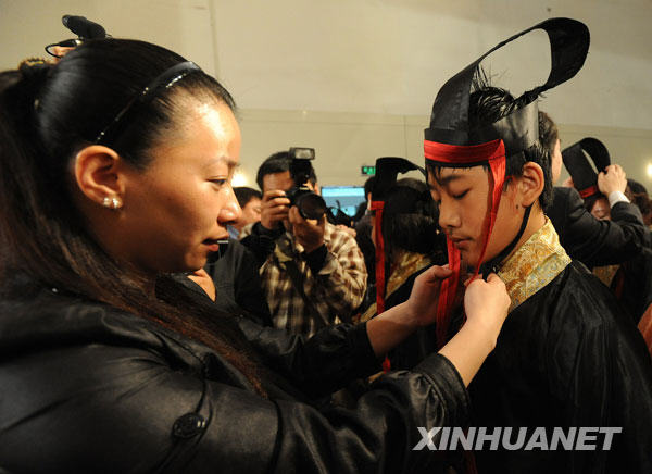 安徽合肥學(xué)子舉行漢服成人禮[組圖]