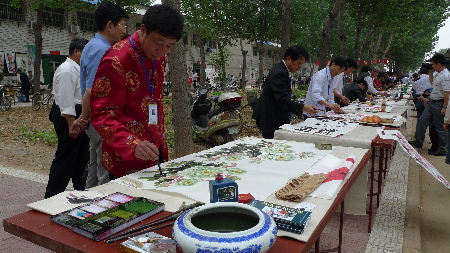 農民畫家畫牡丹 淘寶網上開店賣