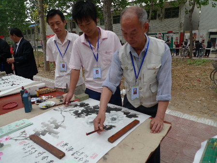 農民畫家畫牡丹 淘寶網上開店賣