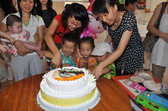 這一刻孤獨(dú)的心靈充滿陽(yáng)光 - 海南航空員工六一慰問(wèn)兒童