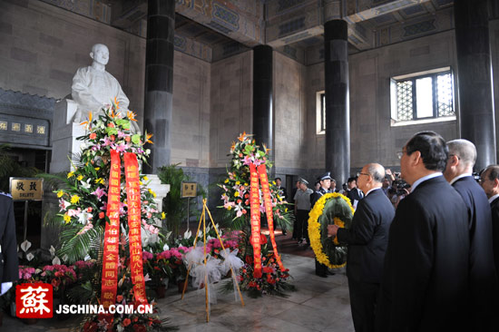 中國國民黨主席吳伯雄向孫中山像敬獻花圈