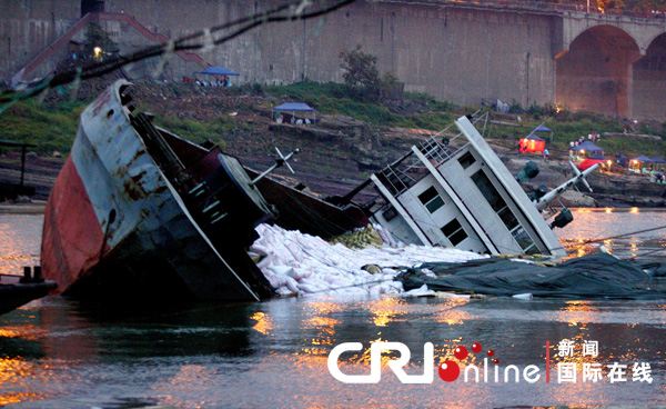 重慶嘉陵江一貨船側(cè)翻 千噸飼料傾倒江中[組圖]