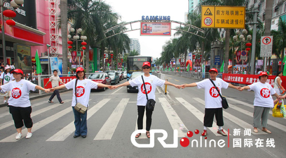 “人體紅綠燈”現身深圳[組圖]