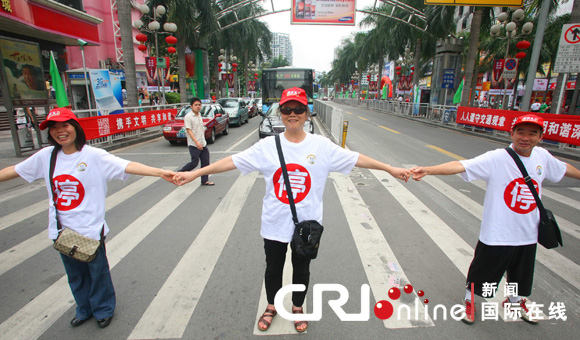 “人體紅綠燈”現(xiàn)身深圳[組圖]