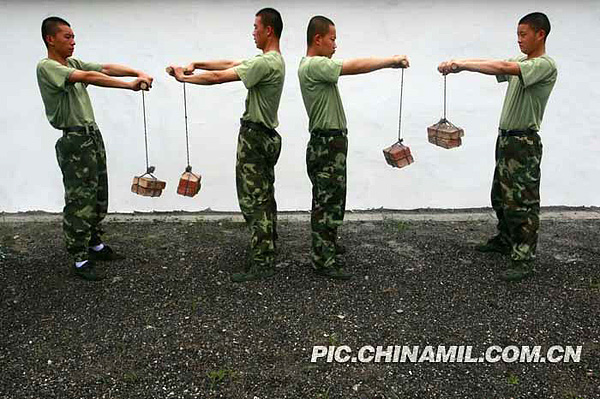 四川遂寧：武警因陋就簡苦練三伏[組圖]