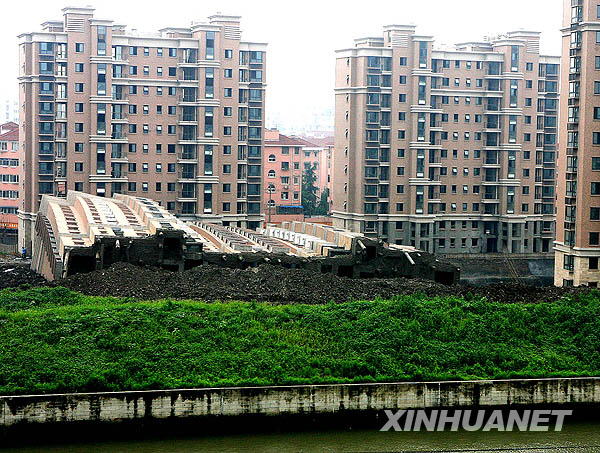 上海一在建商品樓發生倒塌事故[組圖]