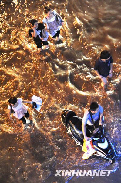 暴雨過后 街道成澤國[組圖]