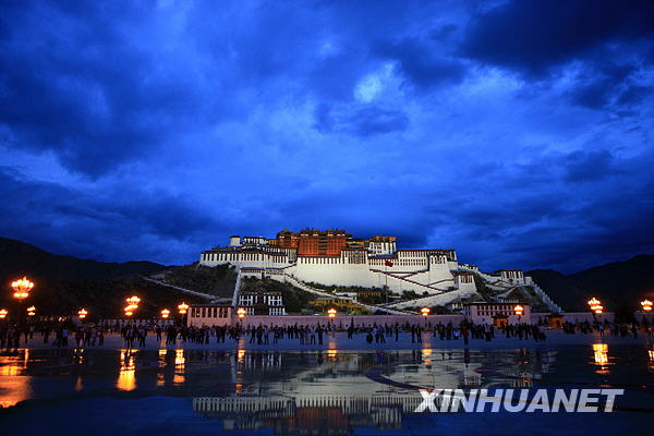 夜幕下的布達拉宮[組圖]