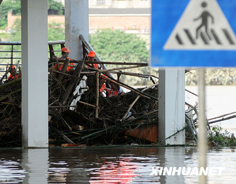 洪水退去 廣西軍民合力清淤[組圖]