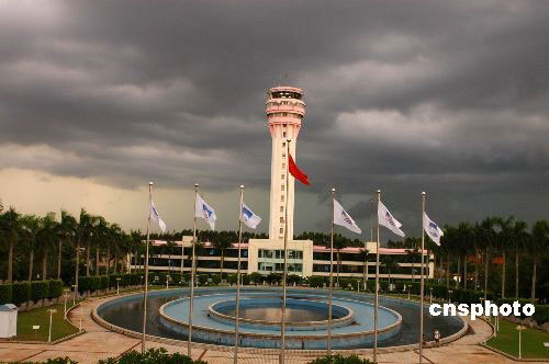 海口暴雨來襲前出現“陰陽天”[組圖]