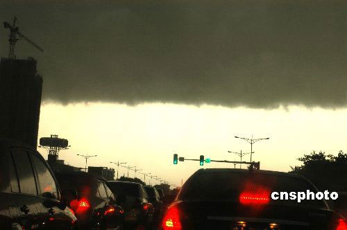 海口暴雨來襲前出現“陰陽天”[組圖]