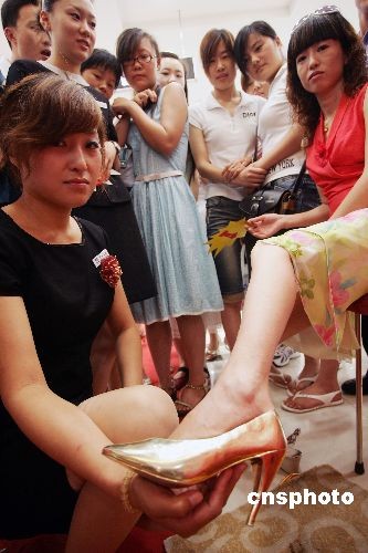 山東濰坊女市民爭(zhēng)穿“黃金高跟鞋”[圖]